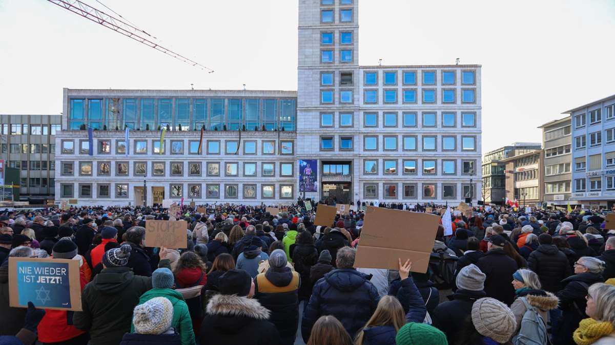 Mehrere Tausend Menschen kamen. Bereits am Samstag hatten sich bei einer Demo des Aktionsbündnisses „Stuttgart gegen rechts“ in der Landeshauptstadt schätzungsweise 20 000 Menschen beteiligt.