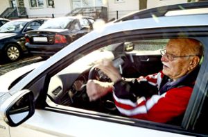 Senior am Steuer – Der 85-Jährige braucht das Auto