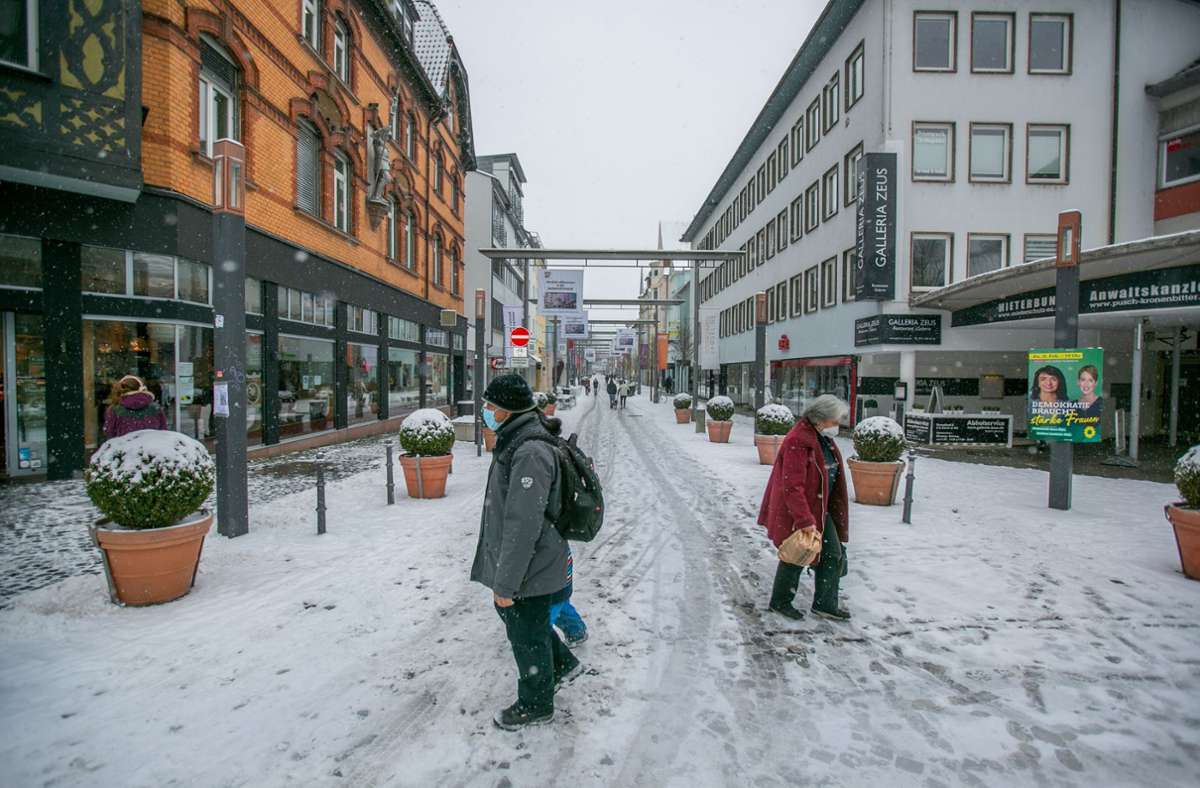 Auch in der Esslinger Bahnhofstraße stapften die Passanten durch den Schnee.