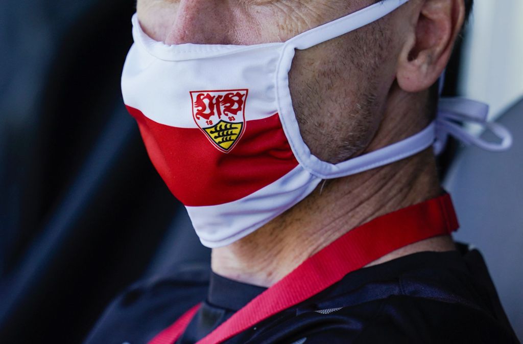 Maske mit VfB-Wappen: Ein Betreuer des VfB Stuttgart hält sich an die Corona-Maßnahmen.