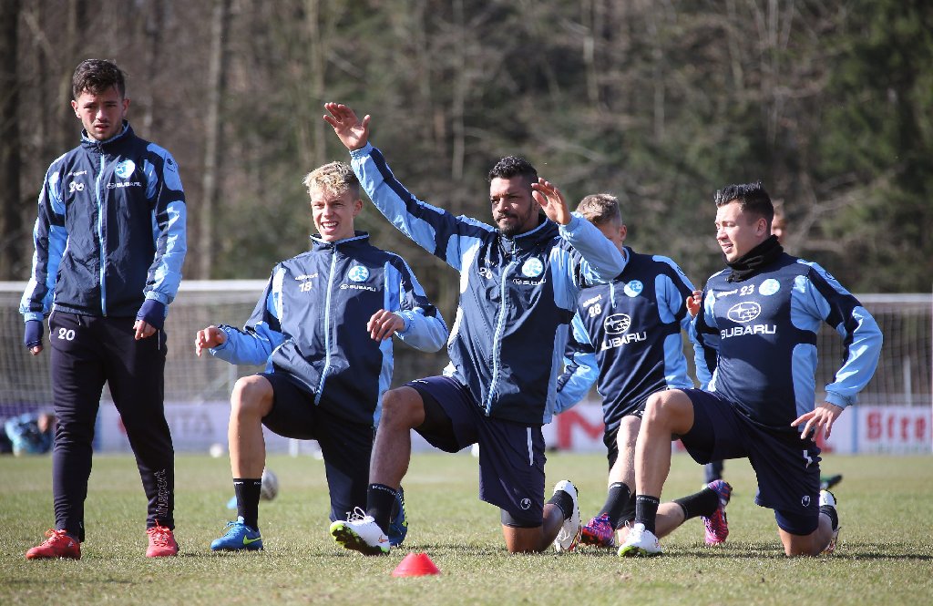 Die Stuttgarter Kickers im Training vor dem Spiel bei Hansa Rostock.