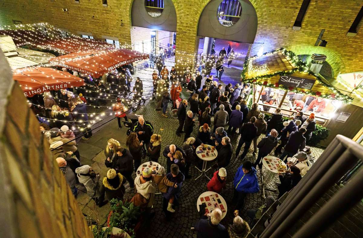 Je nach Wetterlage und Wochentag ist der Fellbacher Weihnachtsmarkt unterschiedlich besucht – Andrang gibt es vor allem bei den Ständen mit Essen und Trinken.