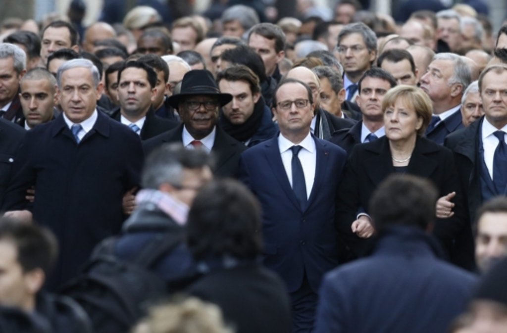 In Paris startet der Trauermarsch mit unzähligen Menschen und wie hier den Staatschefs vieler Länder.