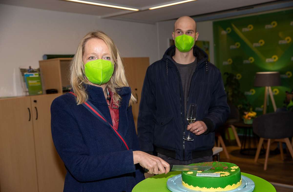 Die beiden Direktmandate im Kreis Böblingen gehen an die Grünen: Thekla Walker (links) und Peter Seimer haben bei der Wahlparty Grund zum Feiern Foto: Eibner//Drofitsch