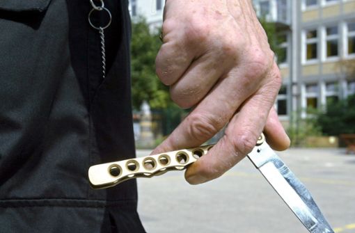 Ein 25-Jähriger griff einen 29-Jährigen in Bissingen mit einem Messer an (Symbolbild). Foto: dpa/Ingo Wagner