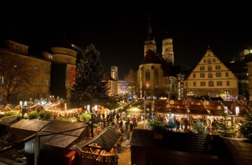 Vier mehr als 20 Meter hohe Fichten sind auf dem Weihnachtsmarkt aufgestellt worden. Insgesamt schmücken während der Weihnachtszeit 180 Nadelbäume die Straßen der Stuttgarter Innenstadt.