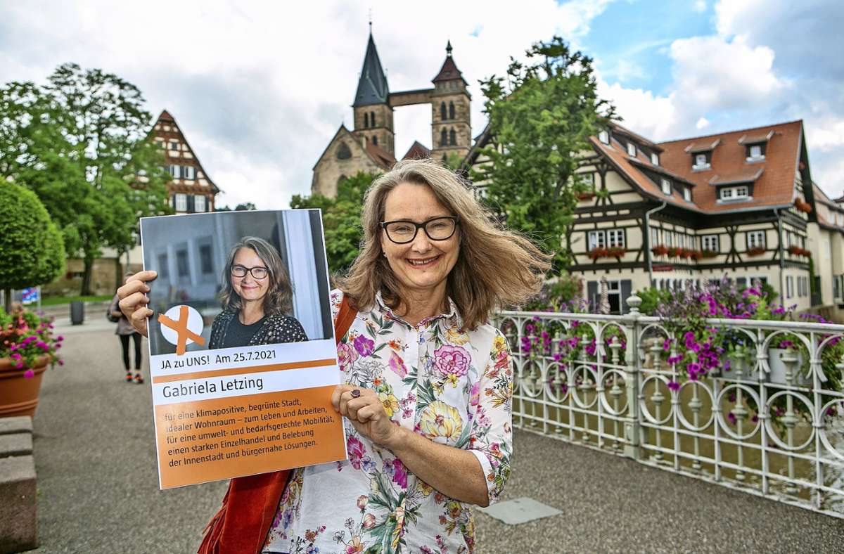 Oberbuergermeisterkandidatin Gabriela Letzing mit ihrem neuen Plakat