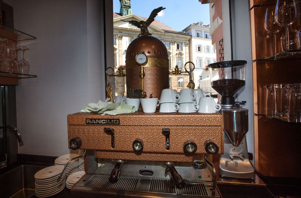 Die historische Espressomaschine hat einst Marrazzos Vater gehört. Um sie herum wurde die Theke gebaut.
