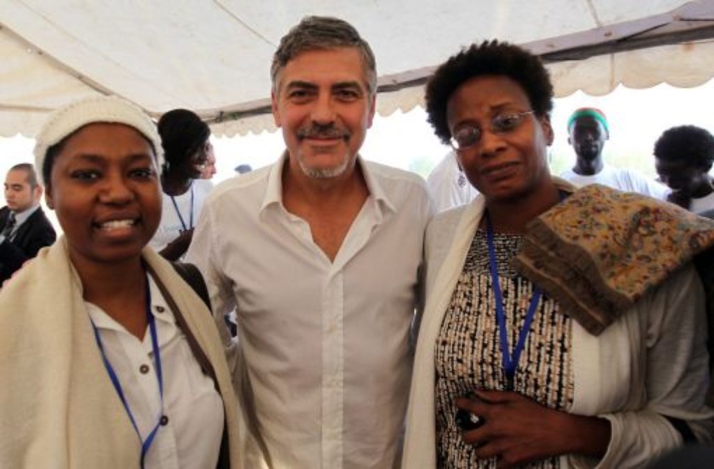Neben seiner Arbeit als Schauspieler, Produzent und Regisseur engagiert sich Clooney politisch und in Hilfsorganisationen. Er reist wiederholt in die westsudanesische Krisenregion Darfur, um auf Menschenrechtsverletzungen aufmerksam zu machen. Er packt tatkräftig mit an, Millionenspenden für die Opfer des Erdbebens auf Haiti zu sammeln und wirkt bei Hilfsaktionen nach der Tsunami-Katastrophe im Jahr 2004 und nach dem Hurrikan "Katrina" mit.