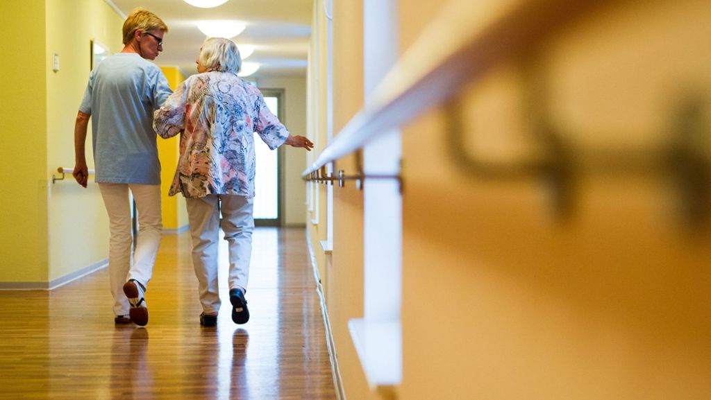 Kampf gegen den Pflegenotstand: Flächentarif für die Altenpflege fest im Visier