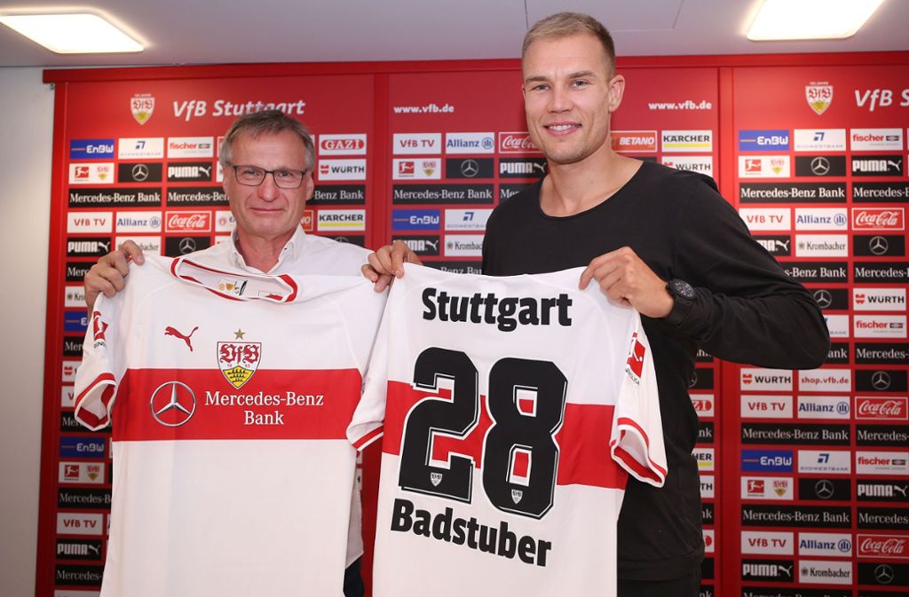 Danach liebäugelte der Innenverteidiger mit einem Wechsel zu einem Champions-League-Teilnehmer, unterschrieb im Sommer 2018 aber letztlich einen Dreijahresvertrag beim VfB um den damaligen Sportvorstand Michael Reschke, der ihn zu einem der Topverdiener in Stuttgart machte.