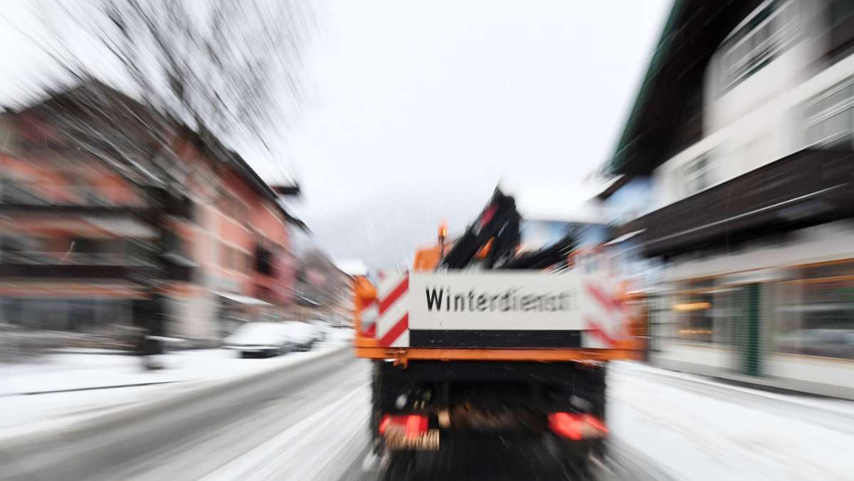  Die Winterdienste in Baden-Württemberg bereiten sich auf ihren Einsatz vor: Meterhoch lagert Streusalz in den Hallen der Kommunen. 
