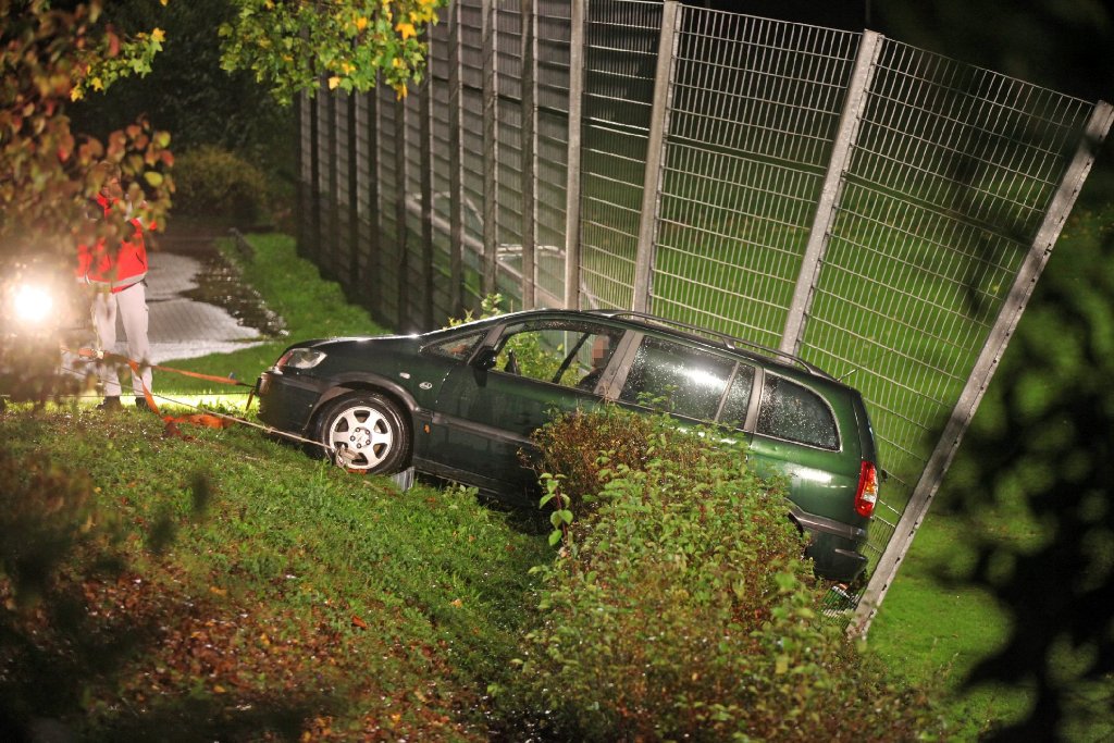Nachdem ein Renter am Dienstagabend im Frickenhausener Ortsteil Tischardt mit seinem Auto eine Böschung hinabrollte, musste der Opel mittels Kran geborgen werden.