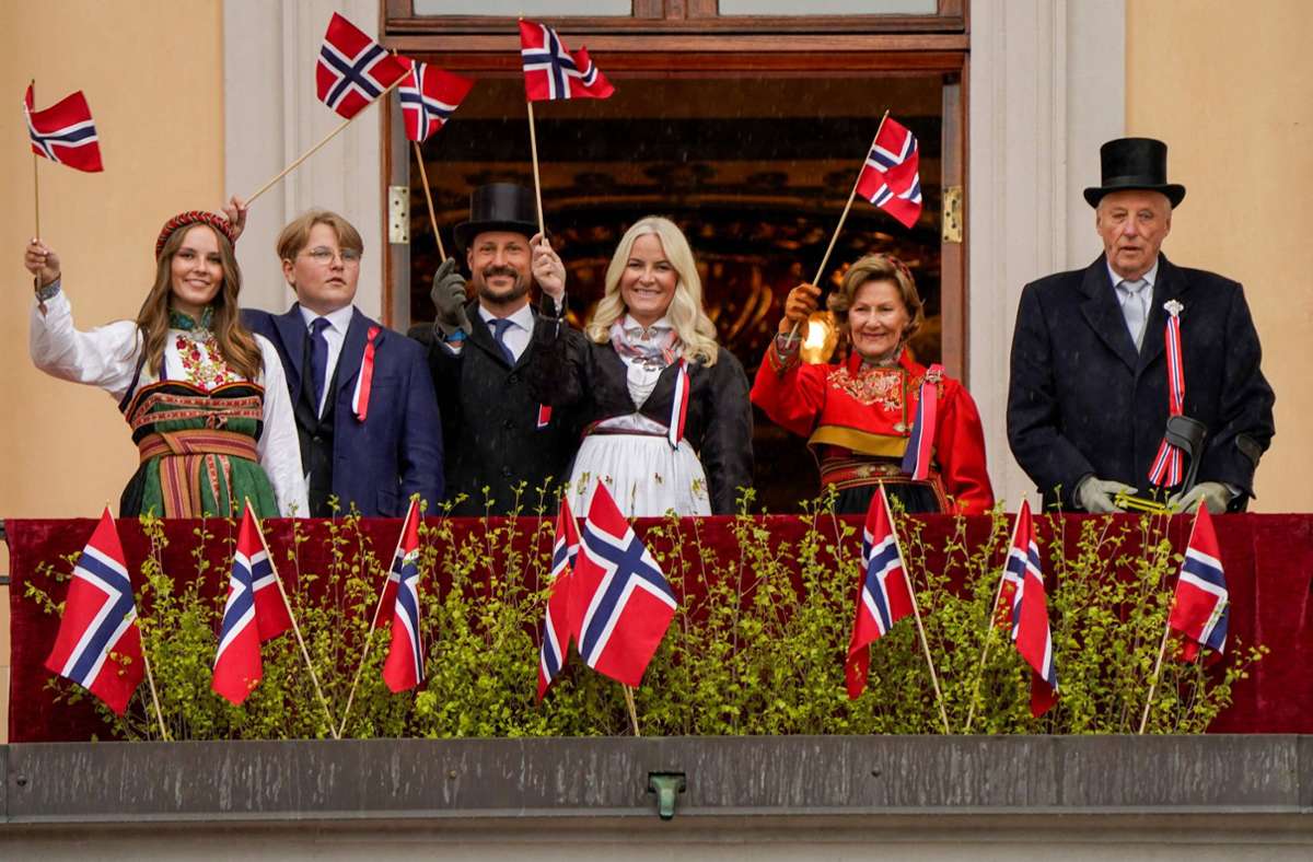 Fähnchen schwingen zum Nationalfeiertag: Prinzessin Ingrid Alexandra mit ihrem Bruder Sverre Magnus, ihren Eltern, Kronprinz Haakon und Kronprinzessin Mette-Marit und ihren Großeltern, Königin Sonja und König Harald