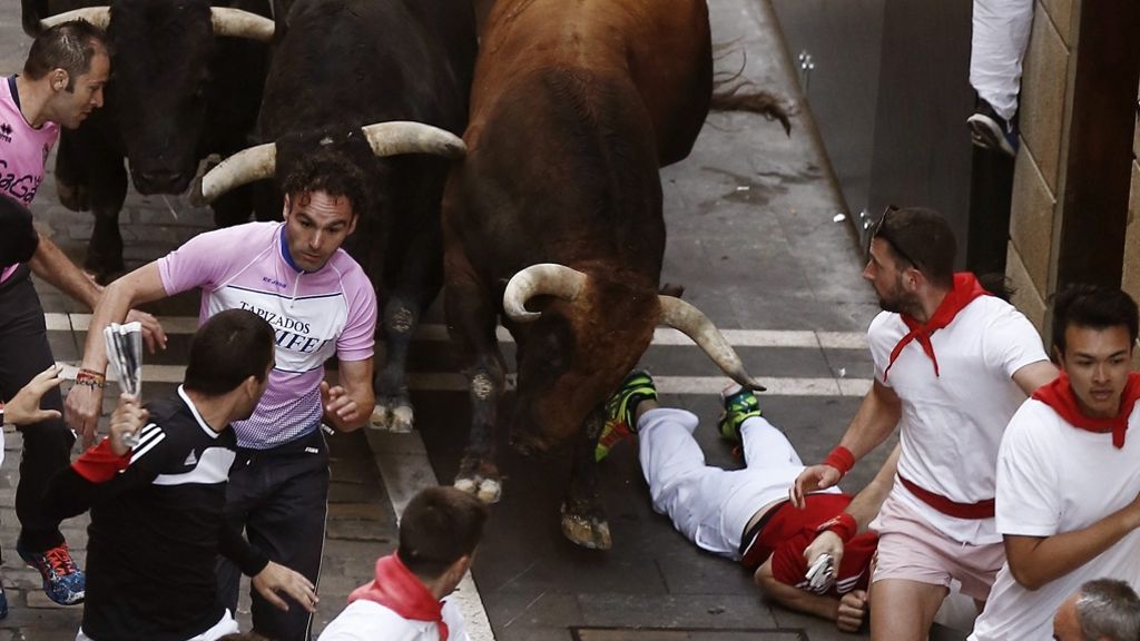  Bei dem berühmten Stierrennen durch die Gassen Pamplonas sind am Montag vier Menschen verletzt worden – allerdings nicht durch die Hörner der Tiere. 