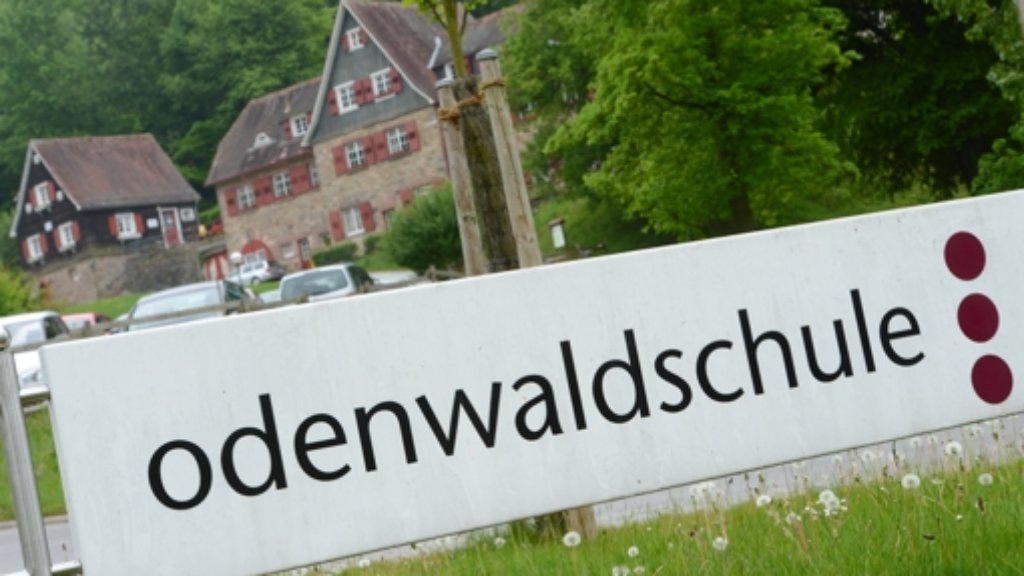  Ein Neuanfang soll gewagt werden. Die Odenwaldschule bekommt eine neue Rechtsform. Die Mitgliederversammlung des bisherigen Trägervereins billigte am Sonntag die Umwandlung in eine gemeinnützige GmbH. 