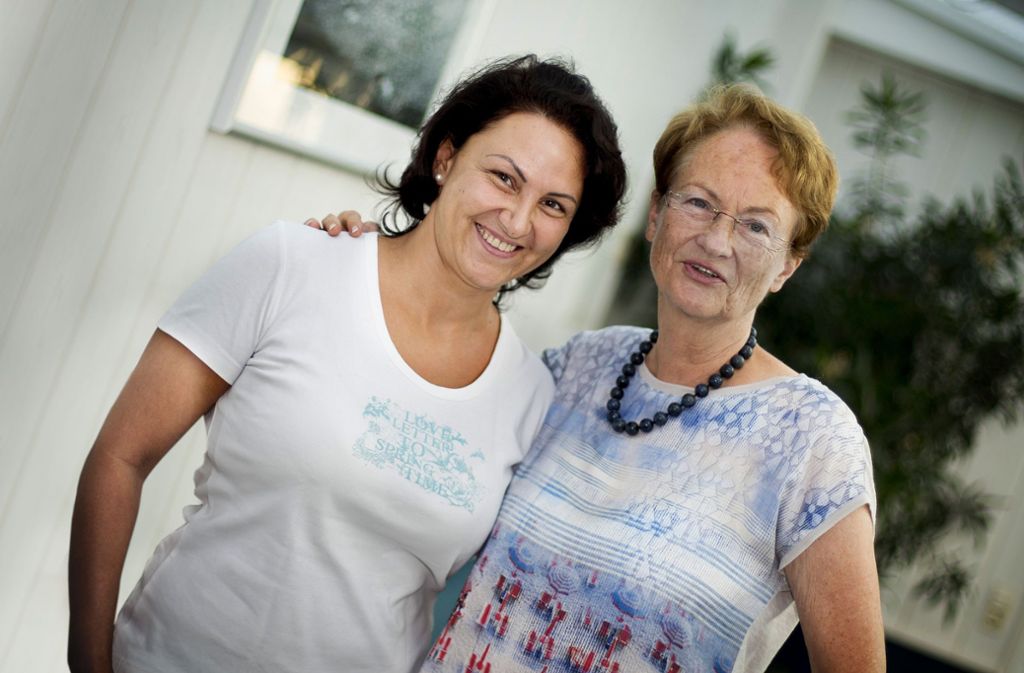 Die Altenpflegerin Mihaela Kunst (links) und ihre langjährige Azubi-Begleiterin Elke Suhlry-Brandner: Aus der Zweckgemeinschaft ist eine Freundschaft hervorgegangen.