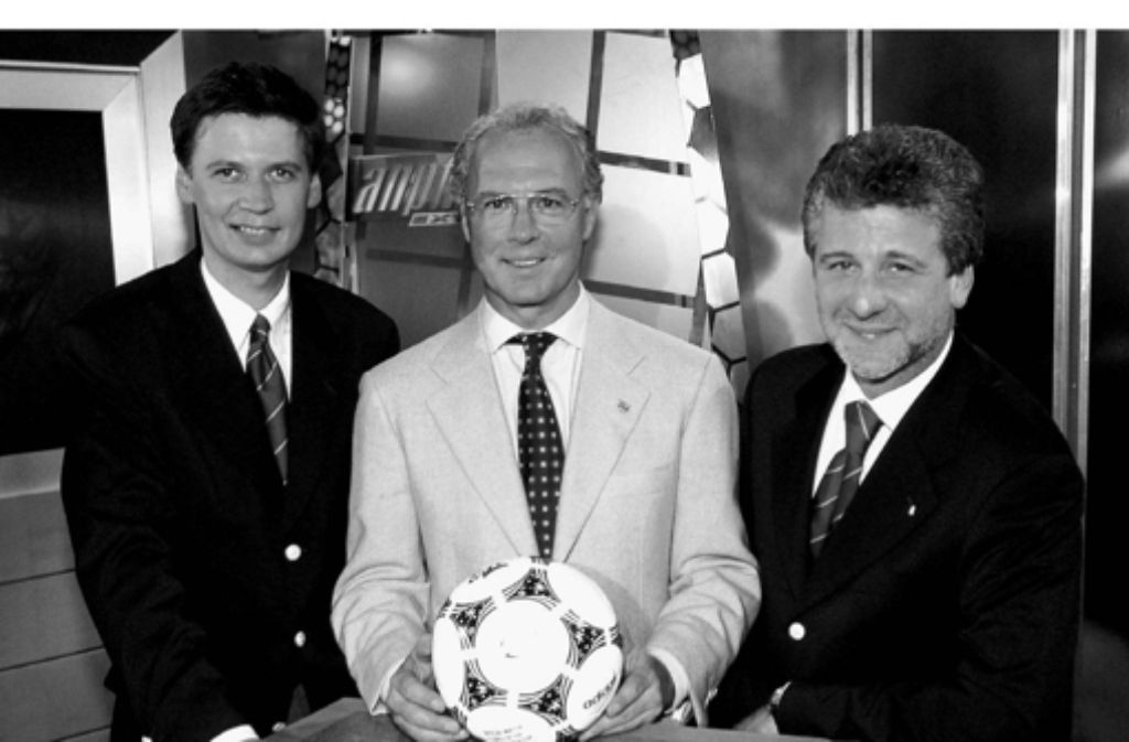 Bereits 1988 moderierte Jauch – neben Auftritten in Unterhaltungs- und Ratesendungen – erstmals eine Sportsendung, und zwar „Das aktuelle Sportstudio“. Dieses Foto zeigt ihn mit Franz Beckenbauer und Marcel Reif (rechts) bei einem Kommentator-Einsatz für die Champions League.