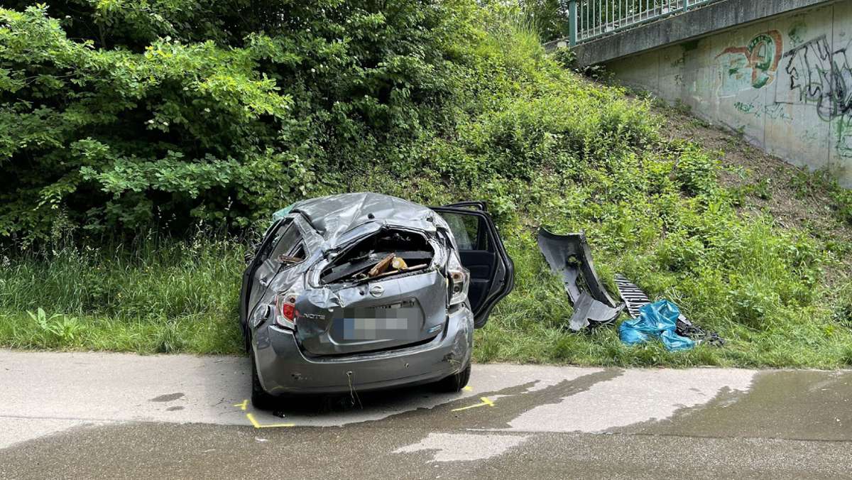 Unfall in Rottenburg: Auto stürzt von Brücke