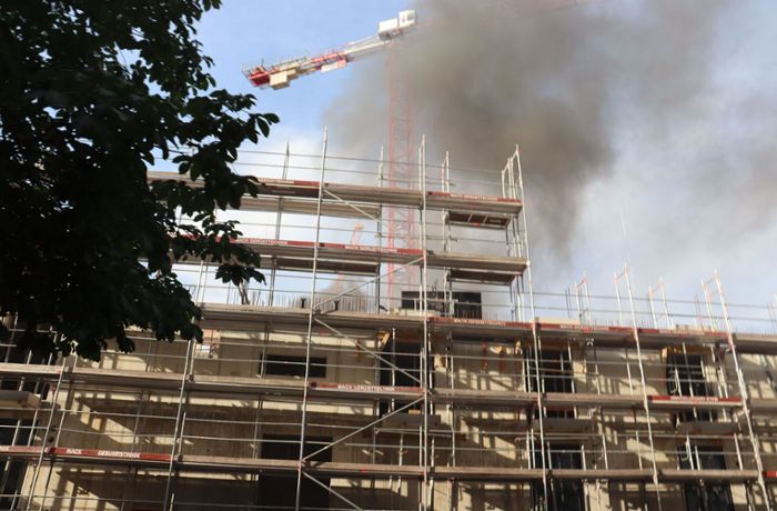 Einsatz der Feuerwehr: Rauch im Stuttgarter Norden – Brand auf  einer Baustelle