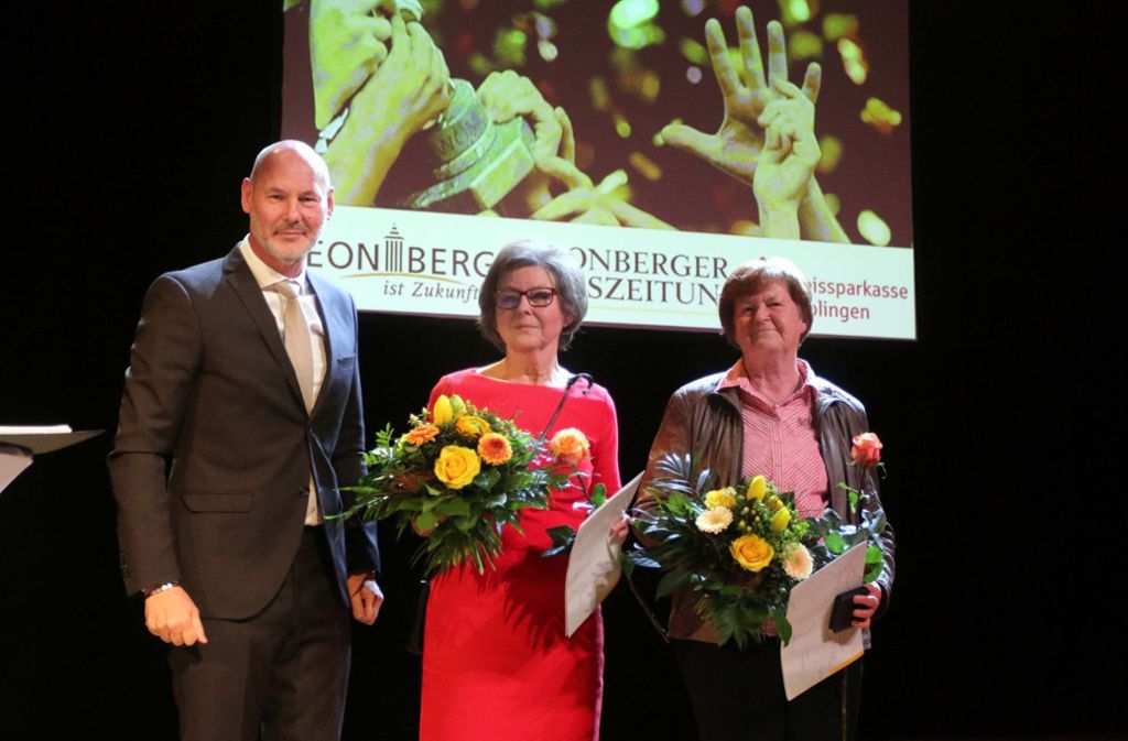 Der Oberbürgerbürgermeister Martin Kaufmann ehrt Waltraud Theilacker-Häcker (Mitte) und Brigitte Erne für besondere Verdienste um den Sport.