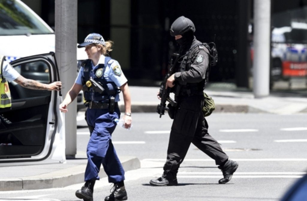 In einem Café in Sydney ist es am Montagmorgen zu einer Geiselnahme gekommen. Ob ein terroristischer Hintergrund vorliegt, konnte noch nicht gesagt werden.