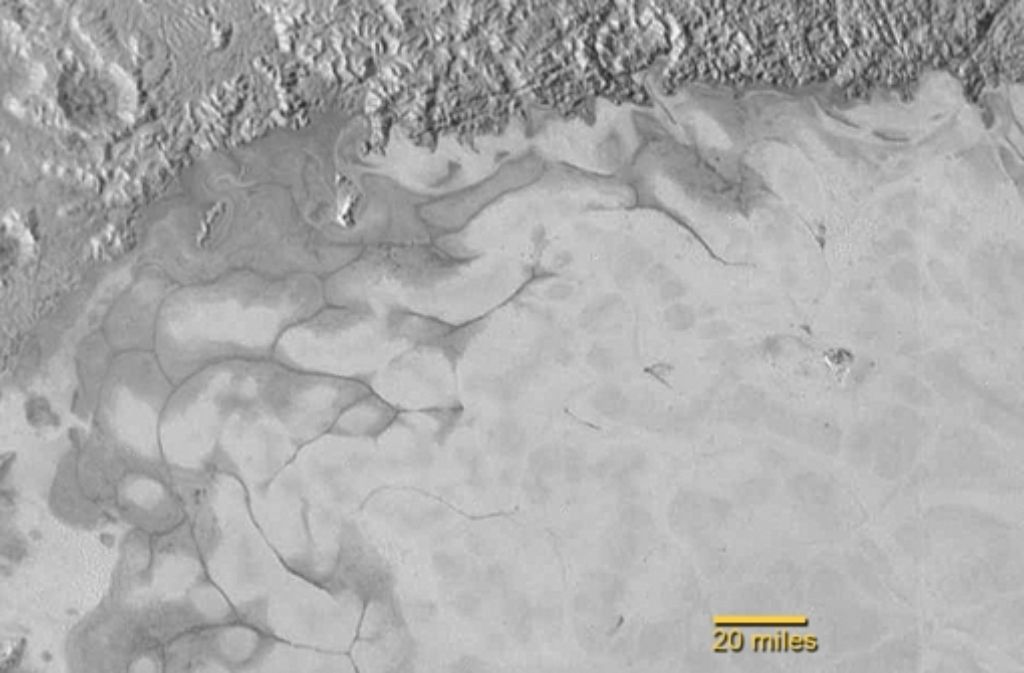 Diese Region wird nach dem ersten künstlichen Satelliten „Sputnik“ genannt. Sie liegt im weißen Herzen, das auf der Pluto-Oberfläche zu sehen ist. Die weiße Schicht könnte einige hundert Meter dick sein, und sie besteht vor allem aus gefrorenem Stickstoff. Dieses Eis ist weich genug, um wie ein irdischer Gletscher zu fließen. Auf dem folgenden Bild wird die Fließrichtung mit Pfeilen angezeigt.