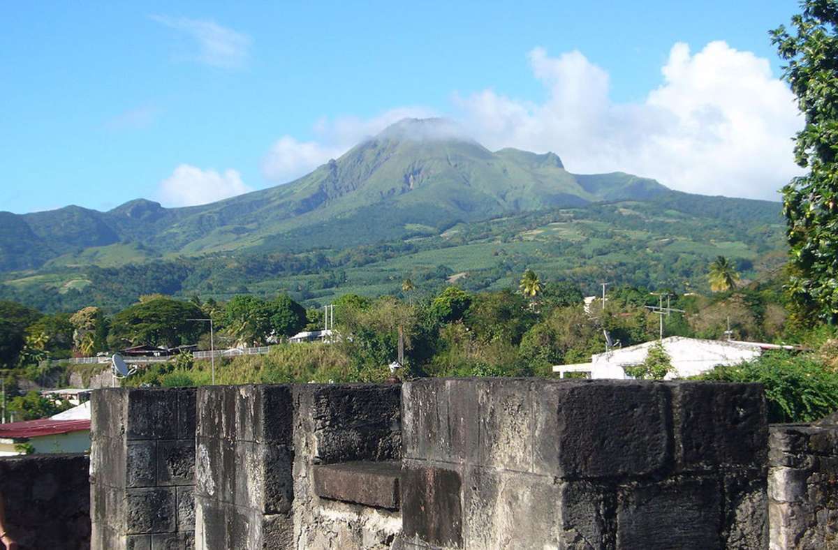 1902 n. Chr. Montagne Pelée, Martinique, Kleine Antillen^ Die acht Kilometer entfernte Hafenstadt St. Pierre wurde vollkommen zerstört. Die Behörden verweigerten eine Evakuierung. Die Opferzahlen schwanken zwischen 28 000 und 40 000.