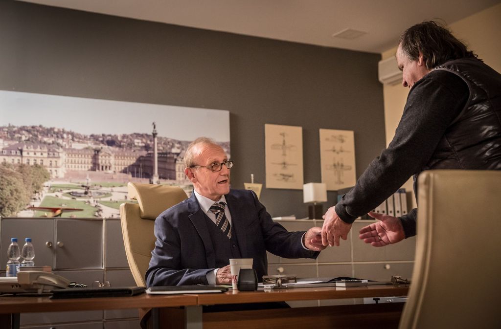 Der Kriminaldirektor Michael Kaiser (Karl Kranzkowski) empfängt die Fans in seinen Büroräumen.