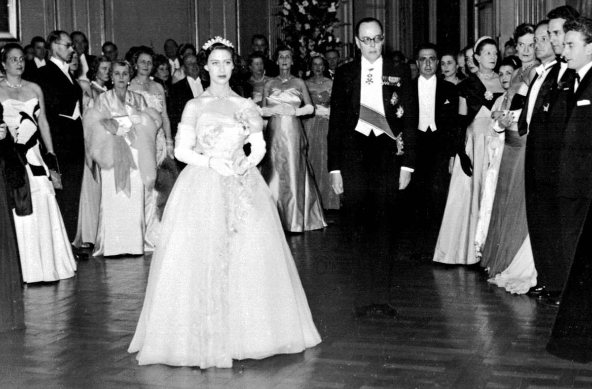 Prinzessin Margarets „absolutes Lieblingskleid“: Zu ihrem 21. Geburtstag im Jahr 1951 trug die Schwester der Queen eine asymmetrische Tüllrobe von Dior. In dem Kleid posierte die glamouröse Prinzessin auch für ihr offizielles Geburtstagsporträt. 2019 war es das Herzstück einer Ausstellung im „Victoria and Albert Museum“ in London.