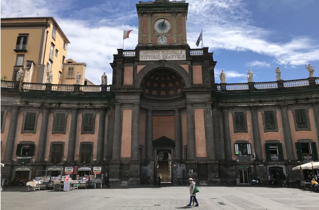 Die Piazza Dante ist einer der größten Plätze Neapels. Die Stadt hat ihr einstiges Müllproblem inzwischen hinter sich gelassen.