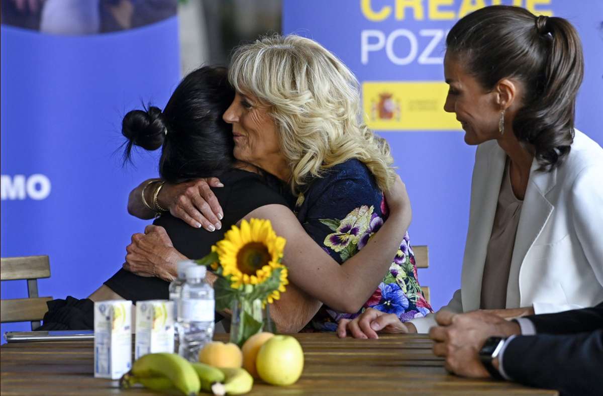 First Lady der USA Jill Biden umarmt die junge Ukrainerin.