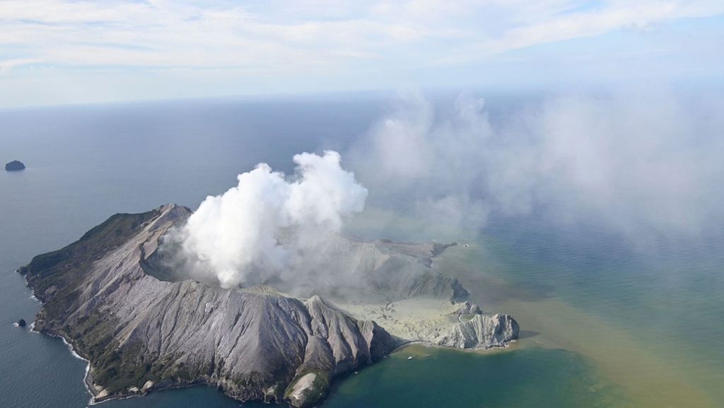  Der Vulkan auf der kleinen Insel White Island bricht aus. Sie ist eigentlich unbewohnt, doch wird sie regelmäßig von Touristen aufgesucht. In der Gletscherstadt Franz Josef sind Hunderte Touristen wegen Erdrutschen und Überflutungen eingeschlossen. 