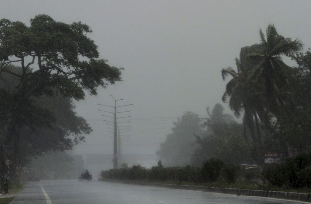 Mit Windgeschwindigkeiten von bis zu 195 Stundenkilometern erreicht der tropische Wirbelsturm am Freitagmorgen (Ortszeit) die Gegend um die Küstenstadt Puri.