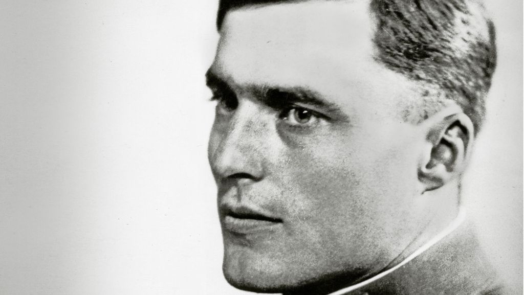  Der Rückblick auf das Bombenattentat auf Adolf Hitler vor 75 Jahren fällt zwiespältig aus: Claus Schenk Graf von Stauffenberg, der den Sprengsatz zündete, wird von vielen verehrt – und bleibt doch umstritten. 