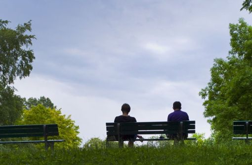 Zwei Menschen sitzen friedlich auf einer Parkbank (Symbolbild). In Böblingen ist aus dieser Situation eine unschöne Szene entstanden. Foto: dpa/Peter Kneffel