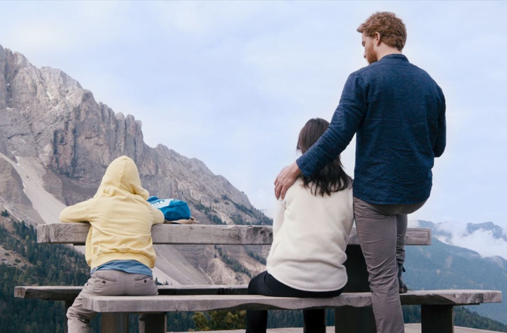 Aaron (Alexander Fehling), Lea (Bérénice Bejo) und Leas Sohn Tristan (Arian Montgomery) sind auf der Hütte in den Dolomiten angekommen.