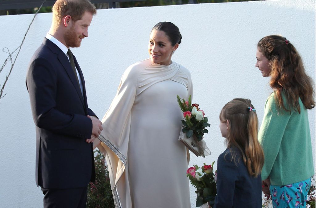 Orla Reilly und Elsa Reilly, die beiden Töchter des Botschafters, begrüßen Prinz Harry und Herzogin Meghan während ihrer Marokko-Reise.