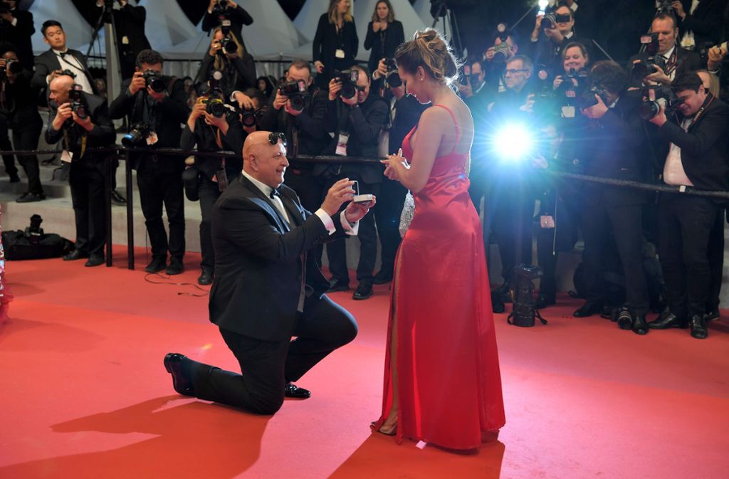 Ein Gast der Filmfestspiele in Cannes macht seiner Begleiterin in aller Öffentlichkeit einen Antrag.