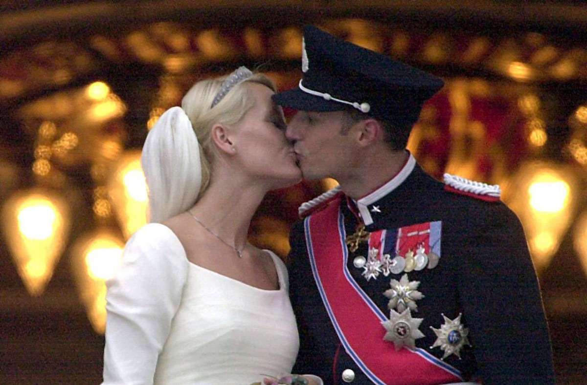 Es war DIE Hochzeit des Jahres 2001 - und das Happy End für ein Paar, das lange für seine Liebe gekämpft hatte: Mette-Marit Tjessem Høiby und Norwegens Kronprinz Haakon - Osloer Partygirl trifft wohlerzogenen jungen Mann aus der ersten, der königlichen Familie des Landes.