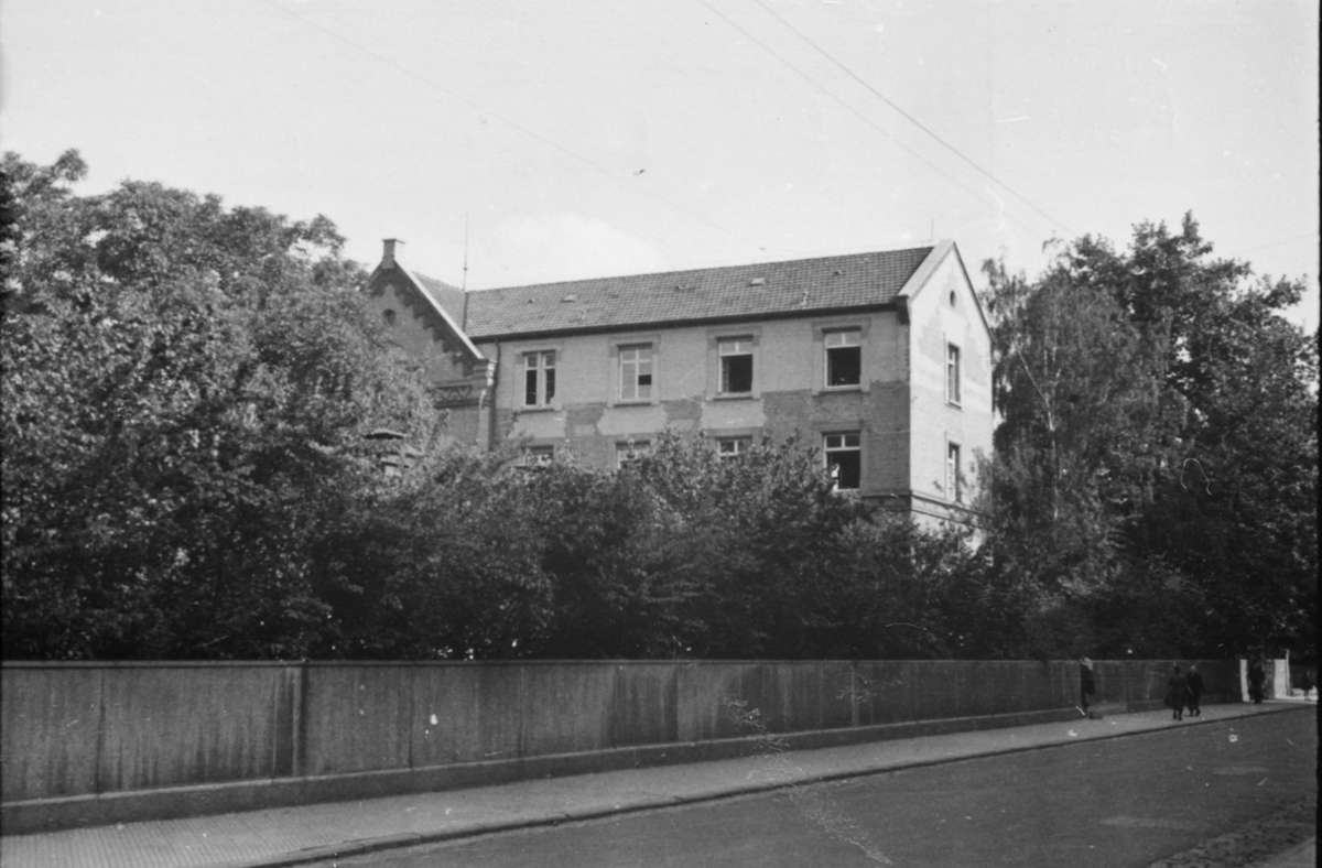 Das „Olgäle“ im alten Gebäude am damaligen Standort im Westen, hier von der Hasenbergstraße aus gesehen, feiert im August 1942 sein hundertjähriges Bestehen.