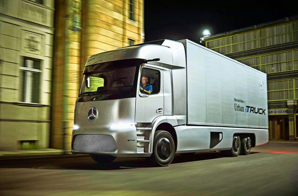 Der Mercedes-Lkw mit Elektroantrieb fährt lautlos durch die Nacht. Foto: Daimler