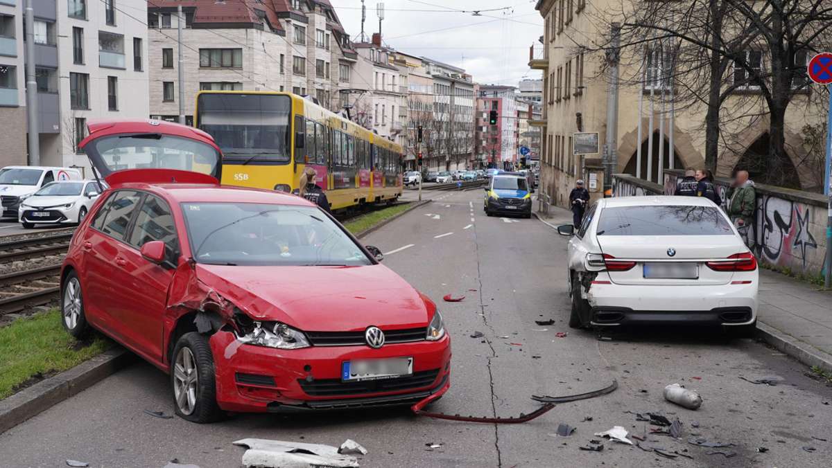 Stuttgart-West: Auto kommt von der Straße ab – eine Person verletzt