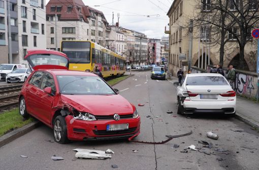 In Stuttgart-West kam es zu einem Verkehrsunfall Foto: Andreas Rosar Fotoagentur-Stuttg/Andreas Rosar Fotoagentur-Stuttg