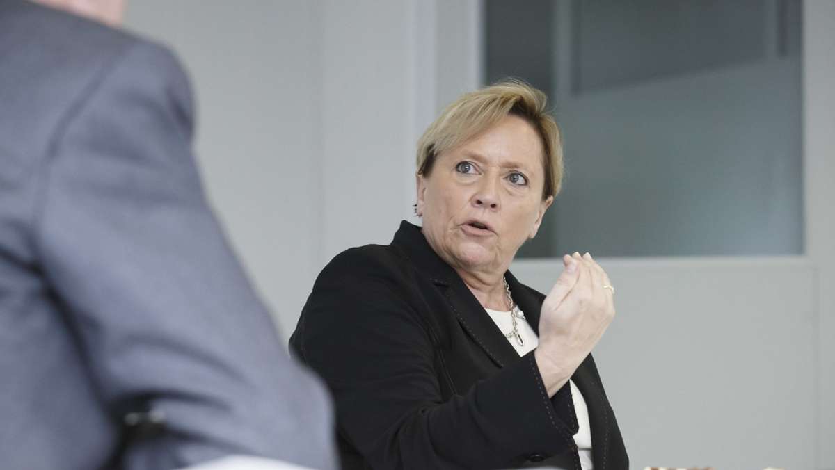 Susanne Eisenmann, Kultusministerin und CDU-Spitzenkandidatin, handelt sich Unmut im Unternehmerlager ein, weil sie zu einer Spendenveranstaltung eingeladen hat. Die Opposition lässt sich die Vorlage nicht entgehen. 