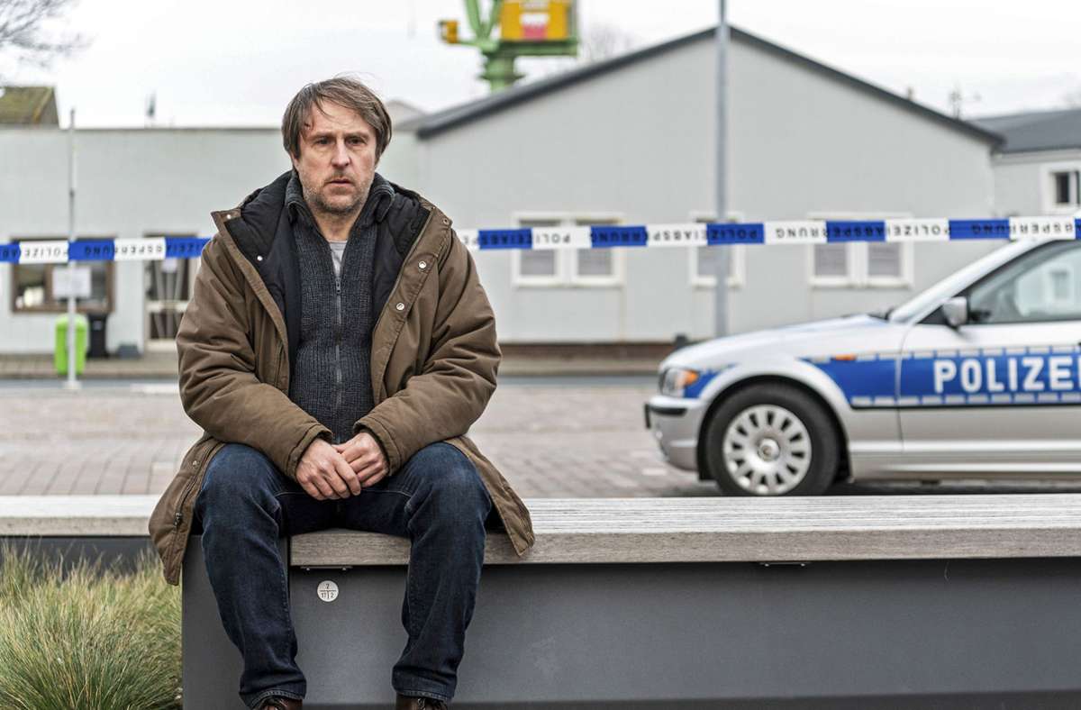 Bjarne Mädel, der Mann für skurrile Rollen, führt erstmals Regie im Krimi „Sörensen hat Angst“, in dem er auch die Rolle des Kommissars spielt (Mittwoch, 20.1., 20.45 Uhr, ARD).