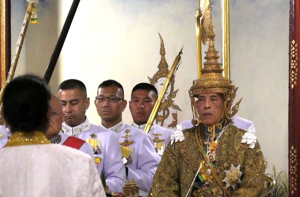 Die Krone von Thailands König Maha Vajiralongkorn ist aus purem Gold und wiegt mehr als sieben Kilogramm.