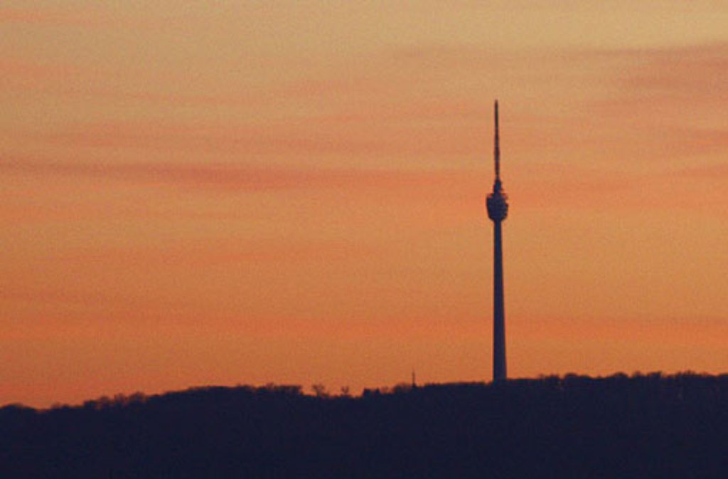 Diesen romantischen Sonnenuntergang mit der Stuttgarter Nadel hat Janine Kövilein aufgenommen.