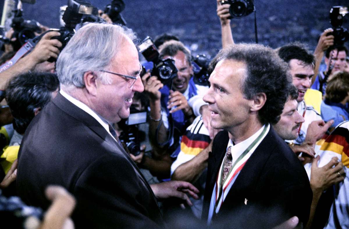 Die Nachfolge trat von 1984 bis 1990 Franz Beckenbauer (r.) an – allerdings unter der Bezeichnung „Teamchef“, da er keine gültige Trainerlizenz vorweisen konnte. Im Jahr 1990 führte Beckenbauer die Nationalmannschaft zum WM-Titel und trat daraufhin am Höhepunkt seines Schaffens ab. Auch Bundeskanzler Helmut Kohl (l.) gratulierte.