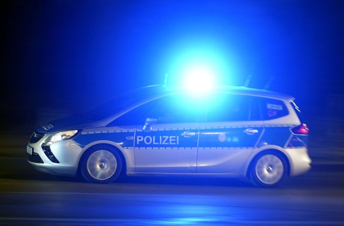 A8 zwischen Degerloch und Flughafen/Messe: Autofahrer versucht Unfallgegner umzufahren und flüchtet